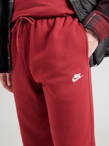 Effilé Pantalon 'CLUB' Nike Sportswear en rouge