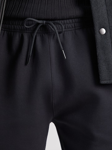 Abercrombie & FitchTapered Hlače - crna boja