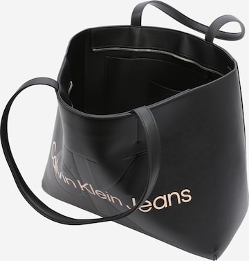 Plase de cumpărături de la Calvin Klein Jeans pe negru