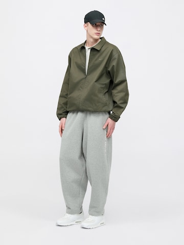Nike Sportswear Tapered Byxa 'CLUB' i grå