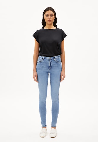 Skinny Jeans 'Tillaa' di ARMEDANGELS in blu: frontale
