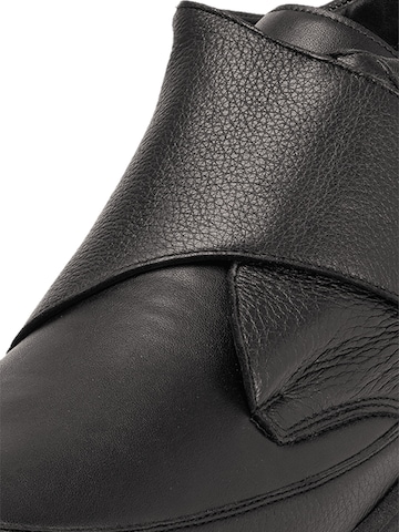 VITAFORM Boots in Black