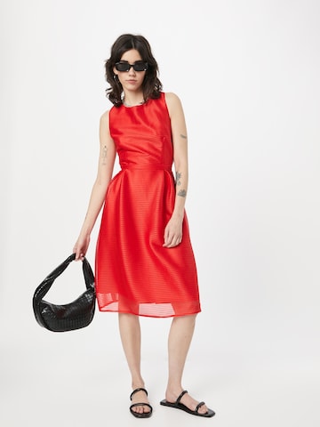 APART فستان للمناسبات بلون أحمر