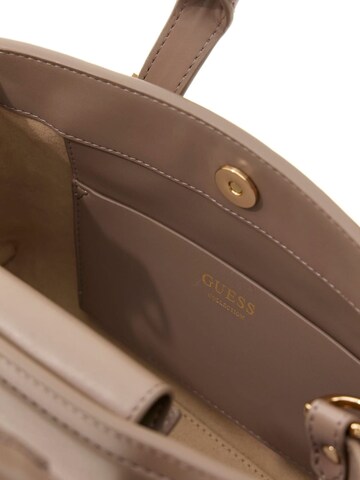 GUESS Käsilaukku 'Bandoulière Diana Maxi Satchel Ataupe' värissä ruskea