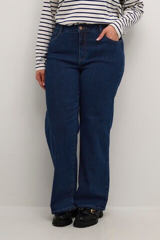 KAFFE CURVE Bootcut Jeans 'Kanna' in Blauw