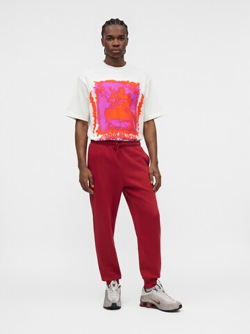 Tapered Pantaloni 'CLUB' de la Nike Sportswear pe roșu