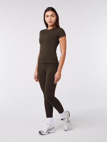 YO-GAYA Sporttop 'Short Sleeve Top' in Bruin