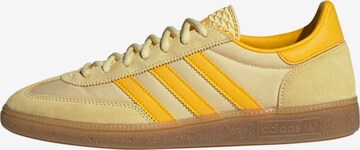 ADIDAS ORIGINALS Låg sneaker 'Handball Spezial' i gul: framsida