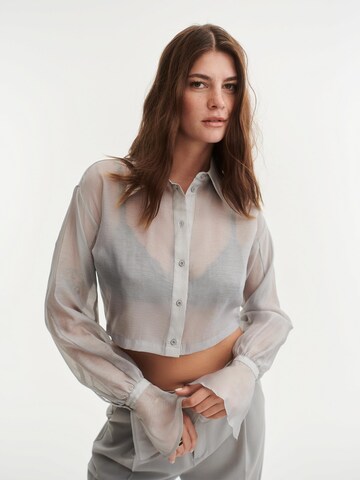 ABOUT YOU x Laura Giurcanu - Blusa en gris: frente