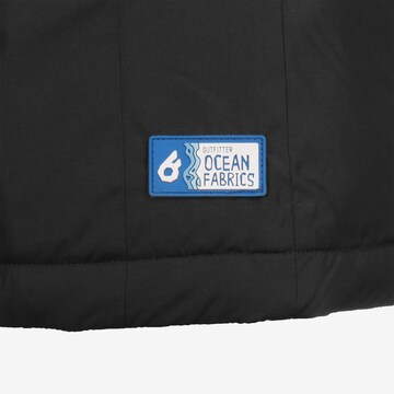 OUTFITTER Performance Jacket in Black