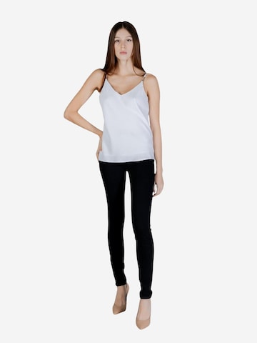 Top 'NEW SL CAROLINE LOGO TANK W6GH30 W1845' di GUESS in bianco
