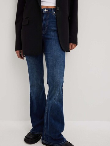 NA-KD Flared Jeans in Blau: Vorderseite