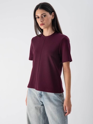 MND T-shirt 'Elizabeth' i röd: framsida