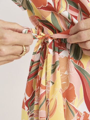 Cellbes of Sweden Kleid aus Viskose mit einem Blumen-Muster in Gelb