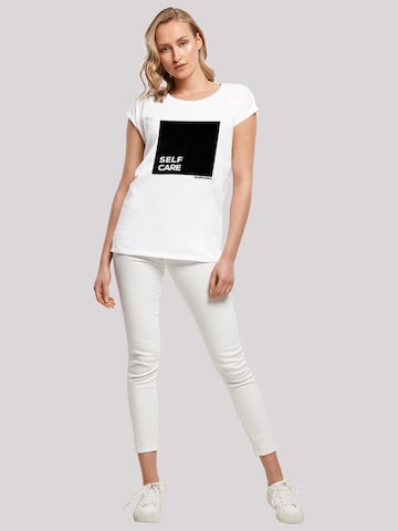 T-shirt 'Self Care' F4NT4STIC en blanc