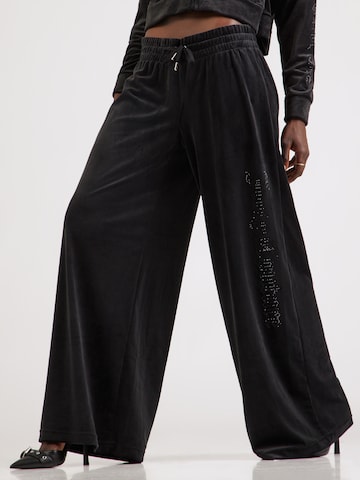 Juicy Couture Baggy Byxa 'CUFFED' i svart: framsida