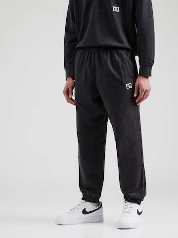 Tapered Pantaloni sportivi 'HERITAGE' di NIKE in nero: frontale