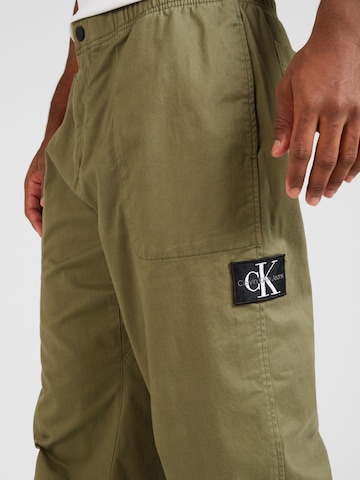 Calvin Klein Jeans Loosefit Kalhoty – zelená