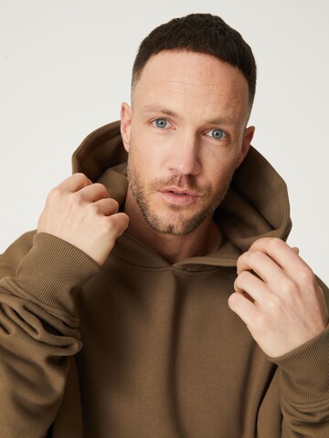 DAN FOX APPAREL Sweatshirt 'Dean' (GOTS) in Braun