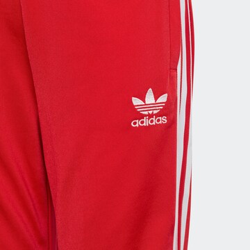 ADIDAS ORIGINALS Дънки Tapered Leg Панталон 'Adicolor Sst' в червено