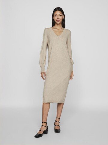 Robes en maille VILA en beige : devant