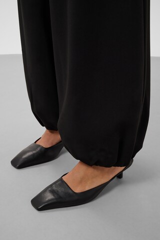 SOAKED IN LUXURY - Perna larga Calças 'Corinne' em preto