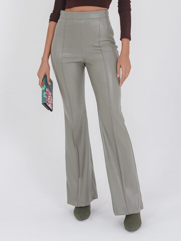 FRESHLIONS Flared Pants ' Gabriella ' in Grey: front