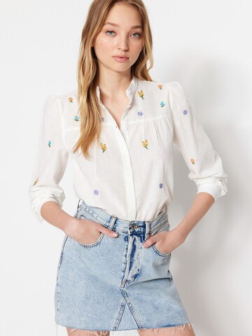 Trendyol Blouse in Beige