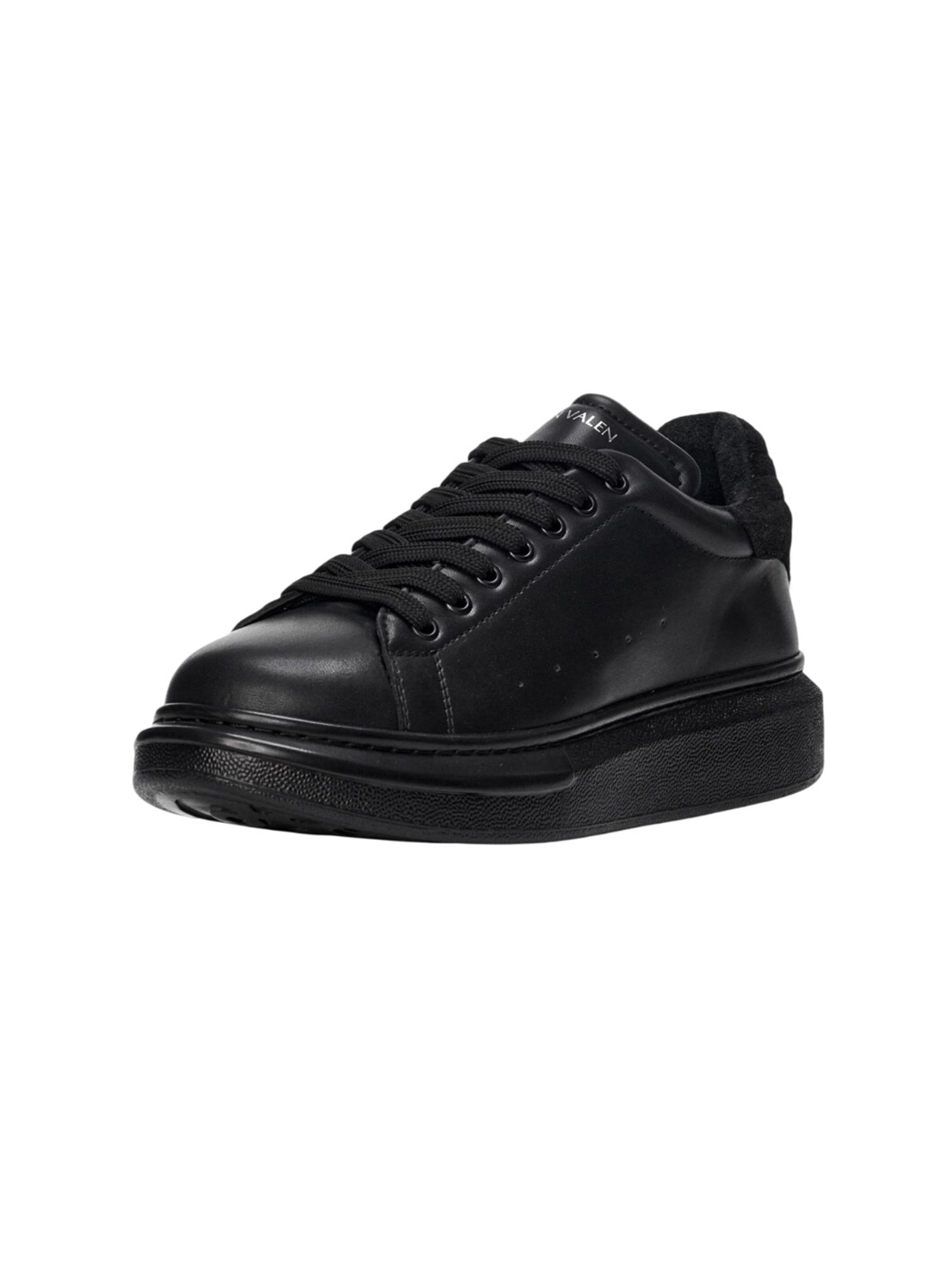 Baskets basses MARTIN VALEN en noir : devant