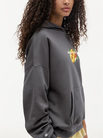 Pull&Bear Sweatshirt 'PEACH' in Schwarz