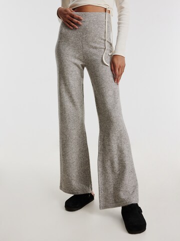 Bootcut Pantalon 'SEDA' EDITED en gris : devant