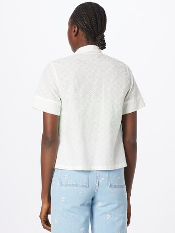 System Action - Blusa em branco