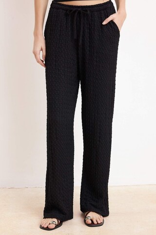 Trendyol - regular Pantalón en negro: frente