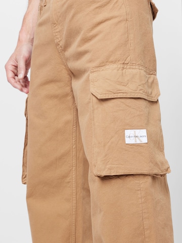 Loosefit Pantalon cargo Calvin Klein Jeans en marron