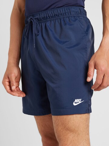 Largi Pantaloni 'Club' de la Nike Sportswear pe albastru