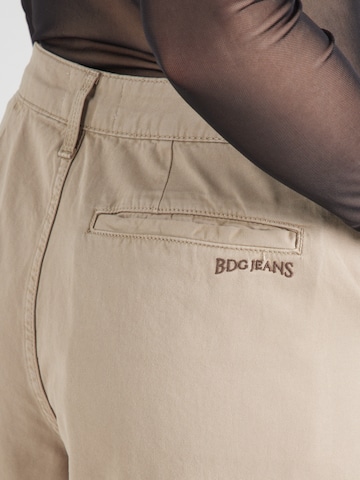 BDG Urban Outfitters Свободный крой Брюки-чинос 'JAYA' в Серый