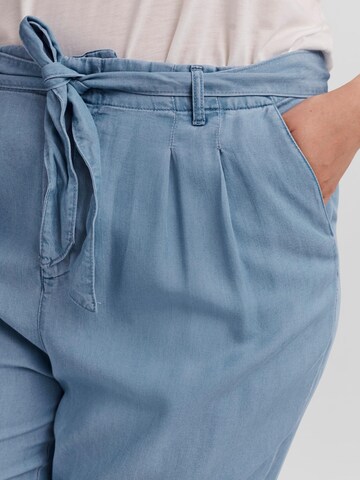 Vero Moda Curve Loosefit Kalhoty se sklady v pase 'Mia' – modrá