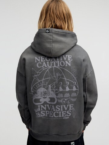 Pull&Bear Sweatshirt in Grijs: voorkant