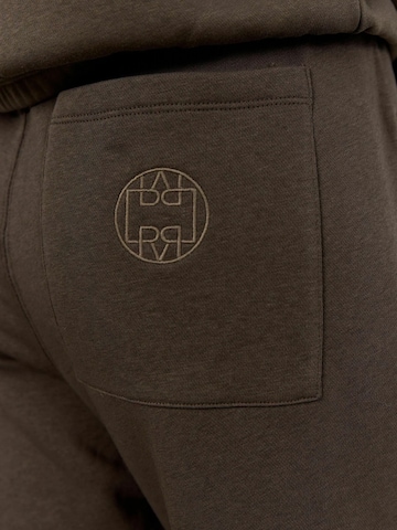 Regular Pantalon 'NUKA' Levete Room en marron