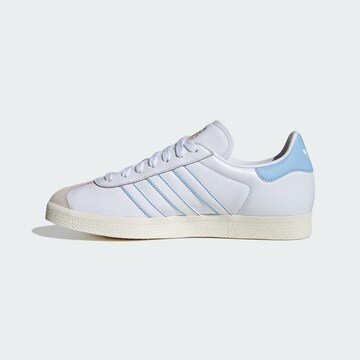 ADIDAS ORIGINALS Matalavartiset tennarit 'Gazelle' värissä valkoinen