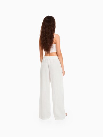 Bershka Wide Leg Hose in Weiß