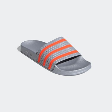 ADIDAS ORIGINALS Pantolette 'Adilette' in Grau