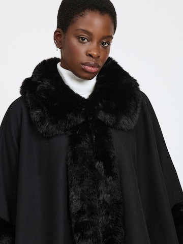 Influencer Cape in Schwarz