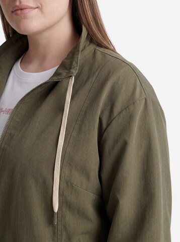 Vero Moda Curve Overgangsjakke 'VMCDora' i grøn