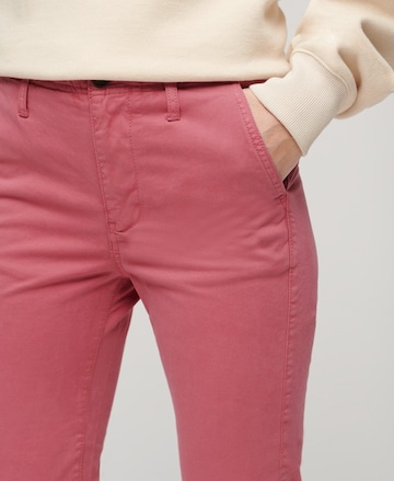 Coupe slim Pantalon chino Superdry en rose