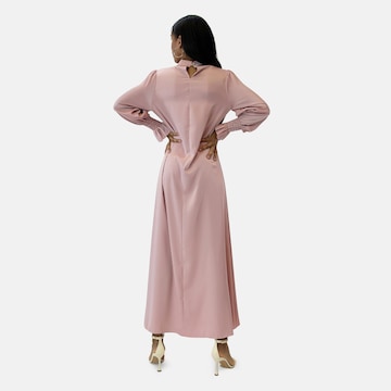 Elara Kjole 'Abaya' i pink