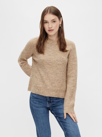 Pull-over 'Ellen' PIECES en marron : devant