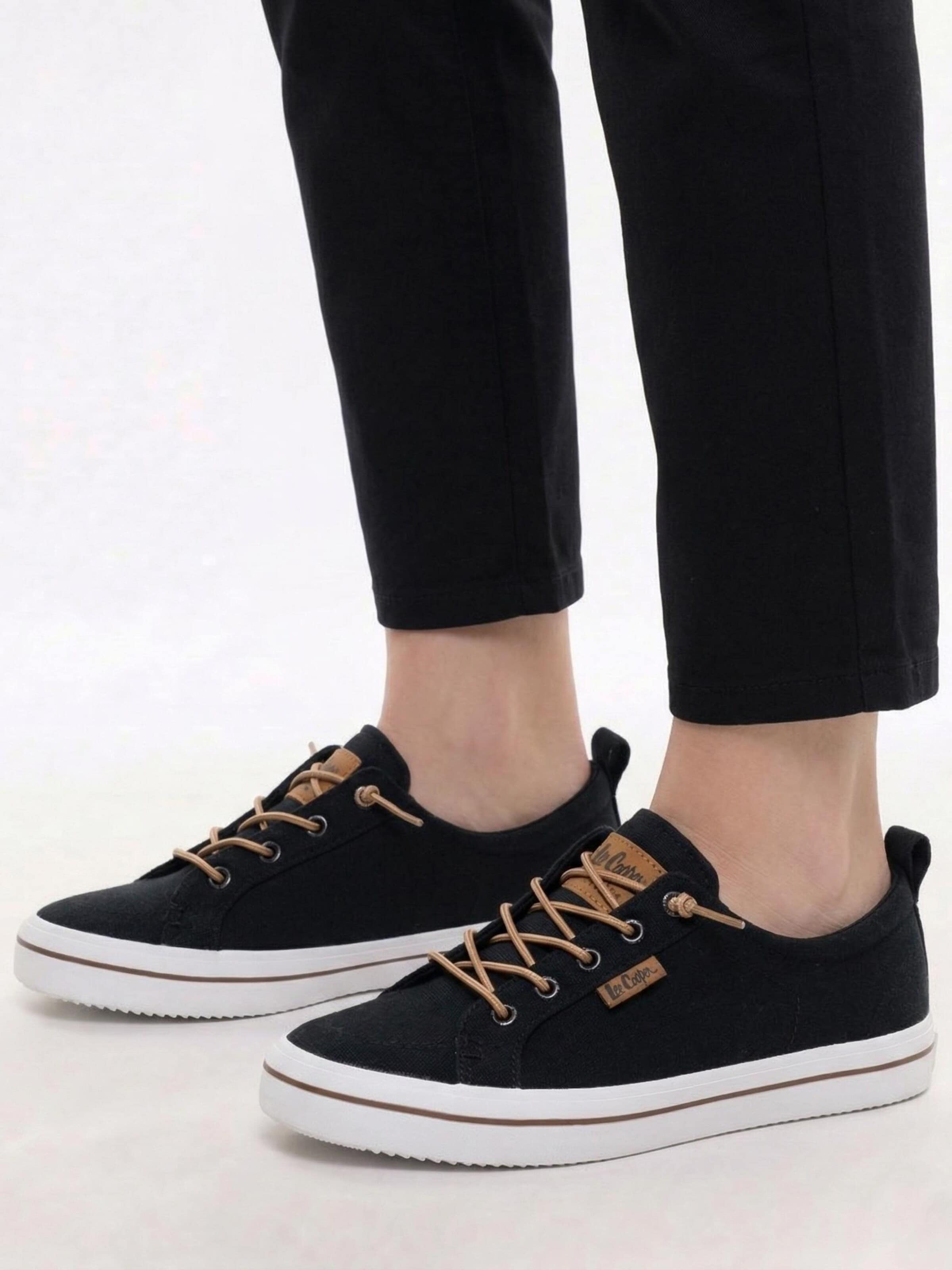 Lee Cooper Platform trainers in Black: front