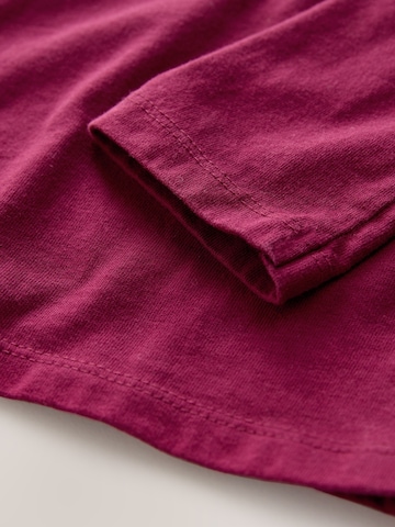 Tricou de la Next pe roșu