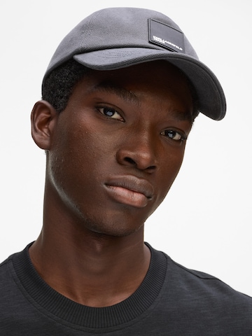 KARL LAGERFELD JEANS Cap in Grey: front